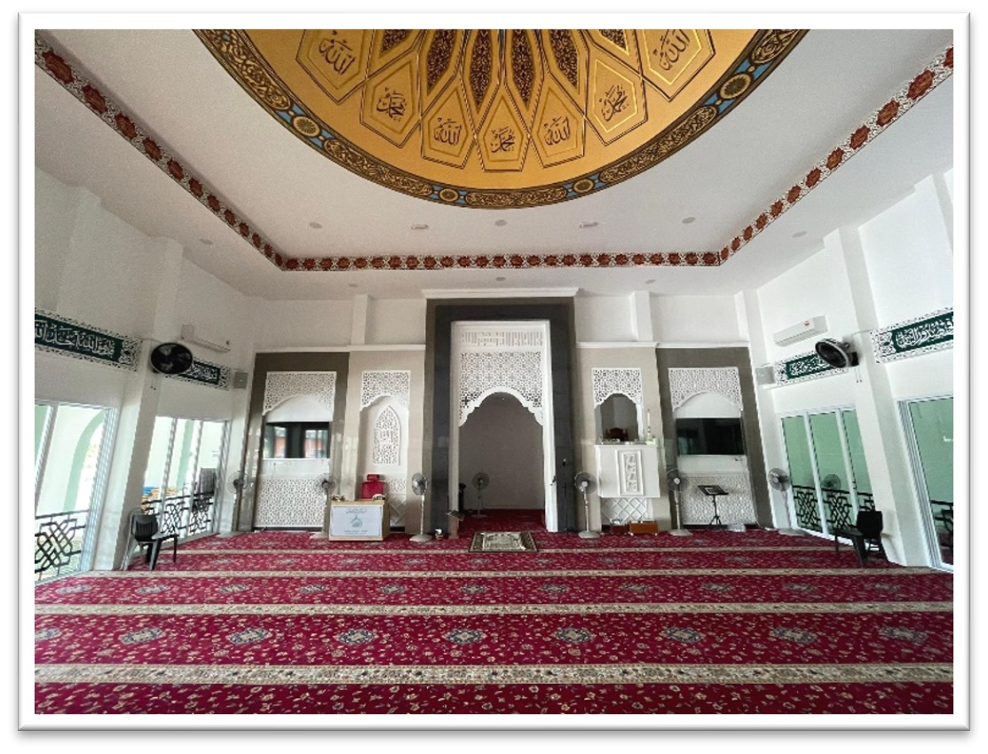 Exterior and interior view of 'new' Surau Darul Iman that 
							has since been demolished and is to be rebuilt